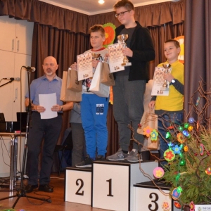 Zdjęcie przedstawia uczestników Turnieju Szachowego dla dzieci i młodzieży podczas wręczania nagród
