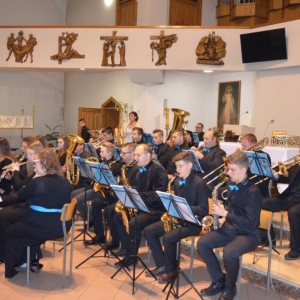 Zdjęcie przedstawia koncert odpustowy Koncertowej Orkiestry Dętej Power of Winds w kościele parafialnym w Świerklańcu