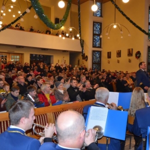 Zdjęcie przedstawia Tarnogórską Orkiestrę Dętą oraz publiczność Koncertu Noworocznego
