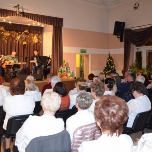 Zdjęcie przedstawia zespółk Gasta Mire oraz publiczność noworocznego koncertu kolędowego