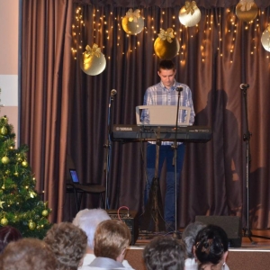 Zdjęcie przedstawia ucznia zajęć keyboardowych podczas noworocznego koncertu kolędowego
