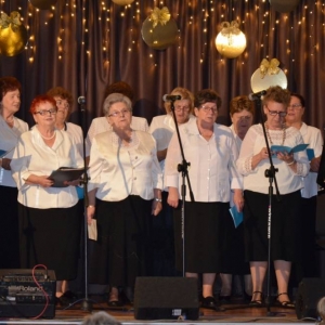 Zdjęcie przedstawia zespół Kabarecik podczas noworocznego koncertu kolędowego