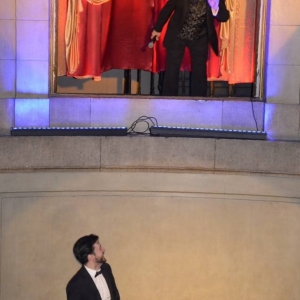 Zdjęcie przedstawia występujących artystów w witrynie okiennej znajdującej się u szczytu schodów wewnątrz Pałacu Kawalera,  podczas koncertu pt. Jak bal to bal