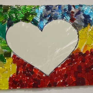 Mozaikowe serce wykonane podczas warsztatów dla Szkoły Podstawowej w Świerklańcu