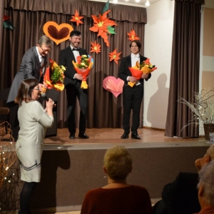 Zdjęcie przedstawia dyrektor GOK Świerklaniec Barbarę Miś oraz zaproszonych artystów na koncert pt. Wieczór z romansami rosyjskimi.