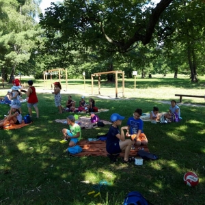 Zdjęcie przedstawia uczestników półkolonii podczas pikniku w świerklanieckim parku