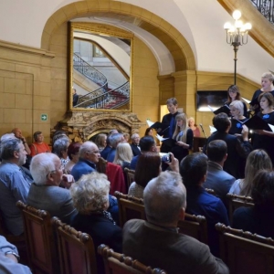 Zdjęcie przedstawia publiczność oraz chór  Fresco z Tarnowskich Gór na XI Świerklanieckich Spotkaniach Chóralnych w Pałacu Kawalera