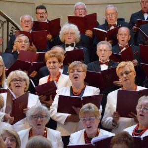Zdjęcie przedstawia koncert chóru Jutrzenka z okazji XI Świerklanieckich Spotkań Chóralnych w Pałacu Kawalera