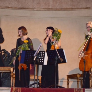 Zdjęcie przedstawia artystów występujących podczas koncertu pt. Antonio Vivaldi - Cztery Pory Roku w Pałacu Kawalera w Świerklańcu