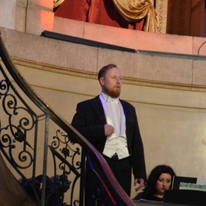 Zdjęcie przedstawia artystę występującego podczas koncertu pt. Znasz-li ten kraj... w Pałacu Kawalera w Świerklańcu