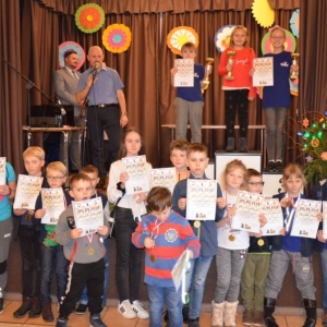 Zdjęcie przedstawia laureatów oraz uczestników Turnieju Szachowego dla dzieci i młodzieży 