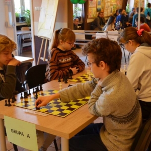 Zdjęcie przedstawia uczestników Turnieju Szachowego dla dzieci i młodzieży