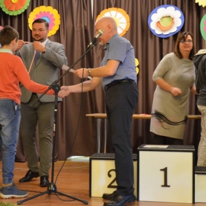 Zdjęcie przedstawia uczestników Turnieju Szachowego dla dzieci i młodzieży podczas wręczania nagród