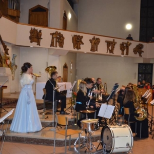 Zdjęcie przedstawia koncert odpustowy Solistki oraz Koncertowej Orkiestry Dętej Power of Winds w kościele parafialnym w Świerklańcu