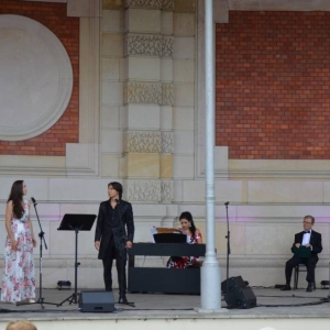 Zdjęcie przedstawia artystów na scenie amfiteatru w świerklanieckim parku podczas koncertu pt. O sole mio-kanikuła z pieśnią neapolitańską