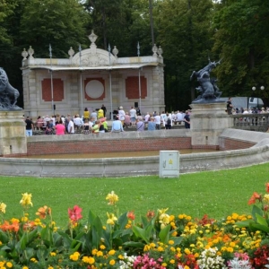 Zdjęcie przedstawia widok amfiteatru w świerklanieckim parku oraz publiczności uczestniczącej w koncerie w oddali