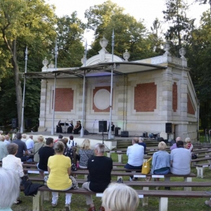 Zdjęcie przedstawia artystów na scenie amfiteatru w świerklanieckim parku podczas koncertu pt. Jesienne odgłosy wiosny