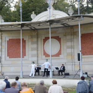 Zdjęcie przedstawia artystów na scenie amfiteatru w świerklanieckim parku podczas koncertu pt. Muzyczna botanika i zoologia