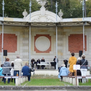 Zdjęcie przedstawia artystów na scenie amfiteatru w świerklanieckim parku podczas koncertu pt. Muzyczna botanika i zoologia