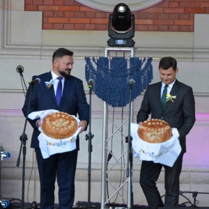 Wójt Gminy Świerklaniec Marek Cyl oraz Przewodniczący Rady Świerklaniec Jarosław Wasążnik prezentują chleby dożynkowe