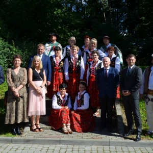 Zdjęcie przedstawia gościnny zespół ludowy KATARZYNKI, Wójta Gminy Świerklaniec Marka Cyla oraz Przewodniczącego Rady Gminy Jarosława Wasążnika