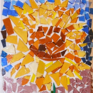 Zdjęcie przedstawia wykonaną mozaikę witrażową
