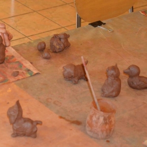 Zdjęcie przedstawia etap wykonywania prac z gliny