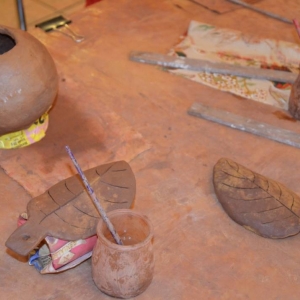 Zdjęcie przedstawia etap wykonywania prac z gliny