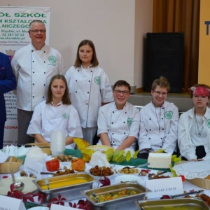Wójt Gminy Świerklaniec Marek Cyl wraz z uczestnikami konkursu z Zespołu Szkół Centrum Kształcenia Rolniczego z Nakła Śląskiego