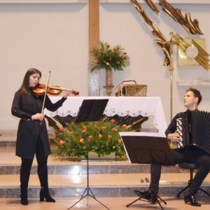 Zdjęcie przedstawia Gabrielę i Michała Kubarskich podczas koncertu, który odbył się 20 listopada 2021 roku