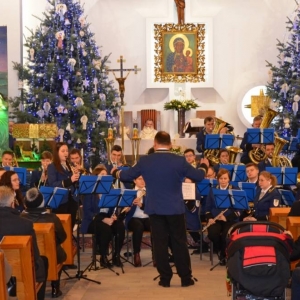 Zdjęcie przedstawia koncert Tarnogórskiej Orkiestry Dętej w kościele parafialnym w Orzechu