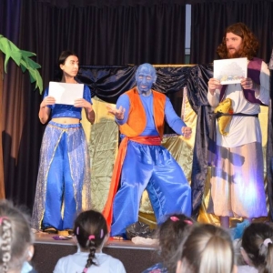 Zdjęcie przedstawia aktorów przedstawienia teatralnego pt. Aladyn - na ratunek Światu 