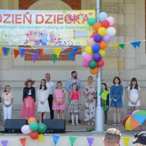 Zdjęcie przedstawia laureatów oraz uczestników Powiatowego Konkursu Piosenki Przyrodniczej organizowanego przez ZSP w Orzechu