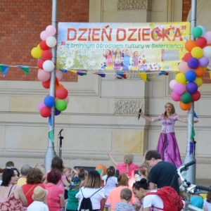 Zdjęcie przedstawia uczestników podczas uroczystości Dnia Dziecka w amfiteatrze w Świerklańcu