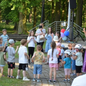 Zdjęcie przedstawia najmłodszych uczestników podczas uroczystości Dnia Dziecka w amfiteatrze w Świerklańcu