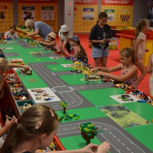 W czwartek dzieci pojechały na wystawę klocków LEGO w Gliwicach. Na zdjęciu uczestnicy półkolonii na wystawie LEGO. 