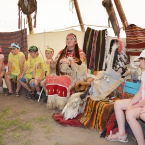 Trzeciego dnia dzieci pojechały odwiedzić wioskę indiańską w Karchowicach. Zdjęcie przedstawia uczestników półkolonii w wiosce indiańskiej.