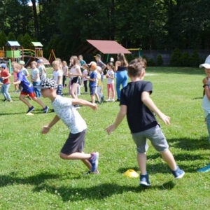 Ostatni dzień półkolonii był dniem sportu. Na zdjęciu uczestnicy wypoczynku na boisku sportowym w Nakle Śląskim podczas wspólnej zabawy..