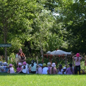 Trzeciego dnia dzieci pojechały odwiedzić wioskę indiańską w Karchowicach. Zdjęcie przedstawia uczestników półkolonii w wiosce indiańskiej.