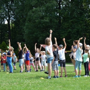 Ostatni dzień półkolonii był dniem sportu. Na zdjęciu uczestnicy wypoczynku na boisku sportowym w Nakle Śląskim podczas zawodów sportowych.