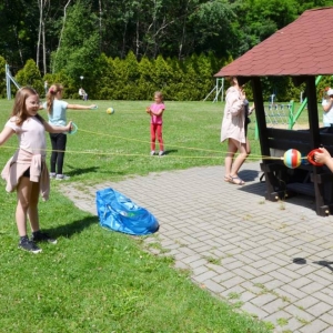 Ostatni dzień półkolonii był dniem sportu. Na zdjęciu uczestnicy wypoczynku na boisku sportowym w Nakle Śląskim podczas wspólnej zabawy..