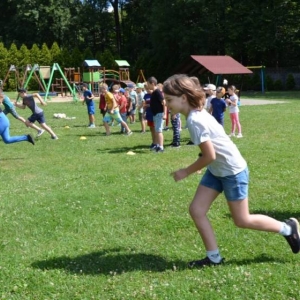 Ostatni dzień półkolonii był dniem sportu. Na zdjęciu uczestnicy wypoczynku na boisku sportowym w Nakle Śląskim podczas zawodów sportowych.