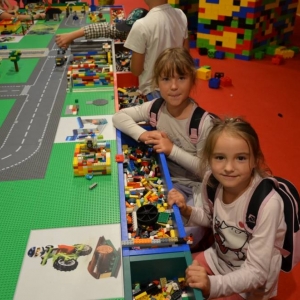 W czwartek dzieci pojechały na wystawę klocków LEGO w Gliwicach. Na zdjęciu uczestnicy półkolonii na wystawie LEGO. 