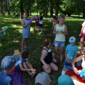 W środę uczestnicy półkolonii pojechali do świerklanieckiego parku na piknik z animacjami. Zdjęcie przedstawia uczestników wypoczynku.