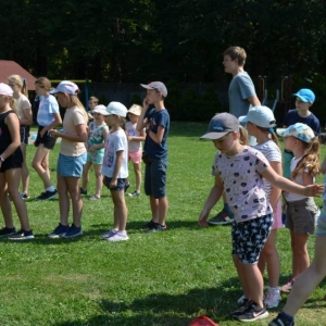 Ostatni dzień półkolonii był dniem sportu. Na zdjęciu uczestnicy wypoczynku na boisku sportowym w Nakle Śląskim podczas wspólnej zabawy.