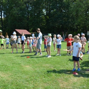 Ostatni dzień półkolonii był dniem sportu. Na zdjęciu uczestnicy wypoczynku na boisku sportowym w Nakle Śląskim podczas wspólnej zabawy.