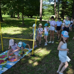 W środę uczestnicy półkolonii pojechali do świerklanieckiego parku na piknik z animacjami. Zdjęcie przedstawia uczestników wypoczynku.