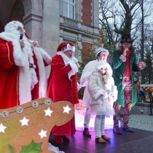 Spotkanie dzieci z Mikołajem przy Pałacu Kawalera w świerklanieckim parku