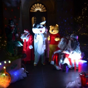 Spotkanie dzieci z Mikołajem przy Pałacu Kawalera w świerklanieckim parku