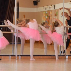 Zdjęcie przedstawia lekcję otwartą z baletu 
